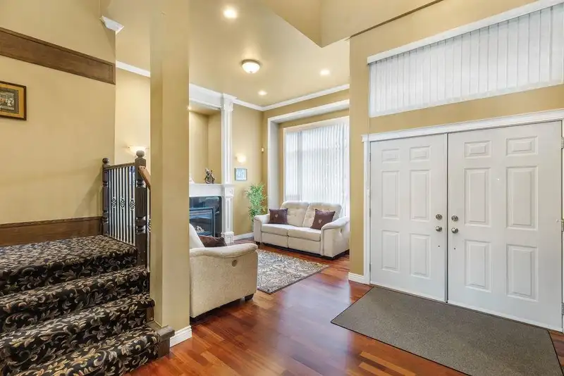 14846 72A AVENUE - photo 3 of 37