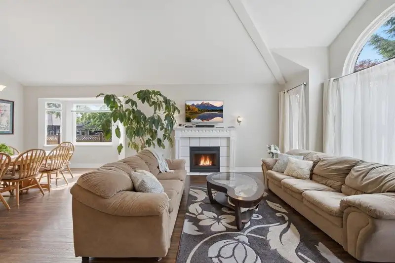 18745 65 AVENUE - photo 4 of 40