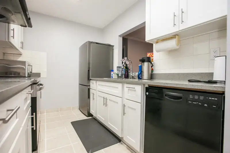 209 1050 HOWIE AVENUE - photo 3 of 19