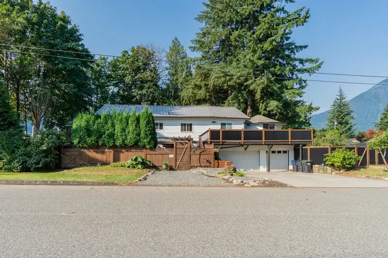 695 HUDSON BAY STREET - photo 1 of 36