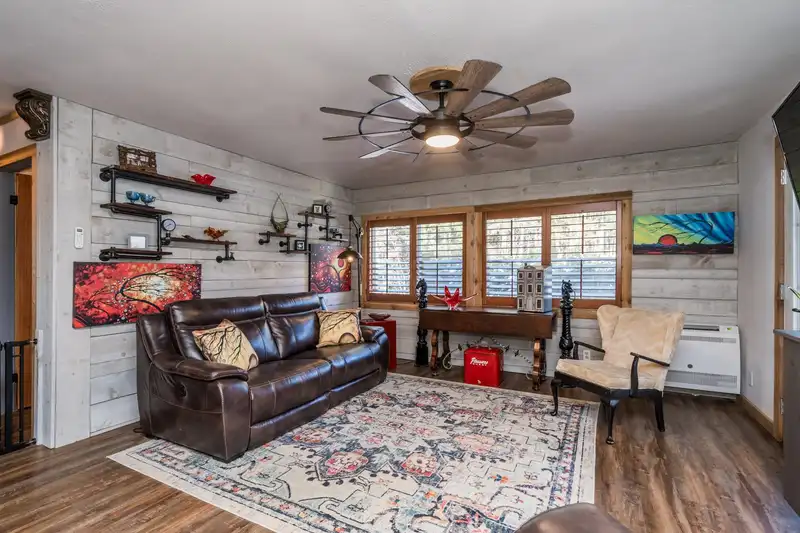 695 HUDSON BAY STREET - photo 4 of 36