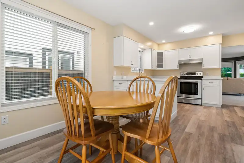 552 YALE STREET - photo 3 of 37