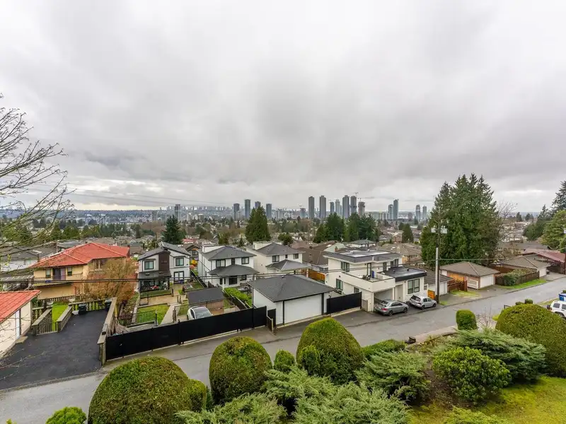 307 5340 HASTINGS STREET - photo 2 of 20