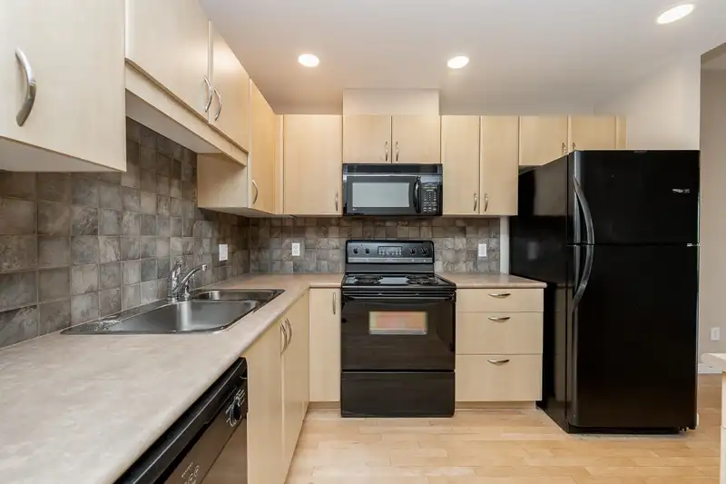 418 285 NEWPORT DRIVE - photo 3 of 36