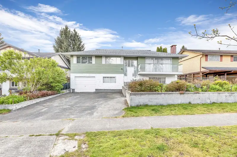 13886 78 AVENUE - photo 3 of 33