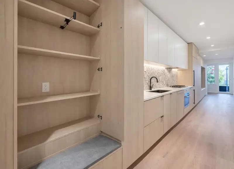 422 2471 ST GEORGE STREET - photo 3 of 40