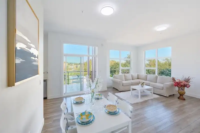 503 22577 ROYAL CRESCENT - photo 1 of 20