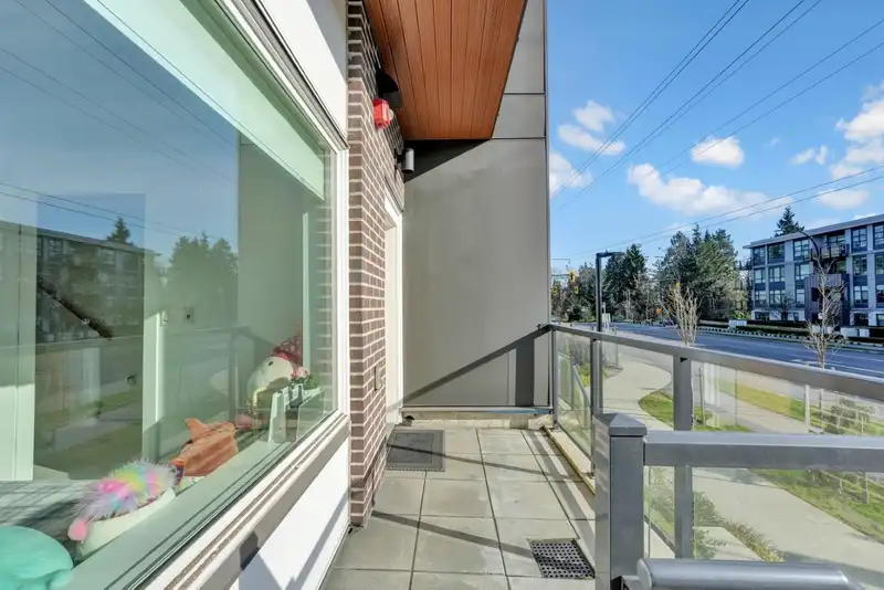 3 752 E 3RD STREET - photo 3 of 40