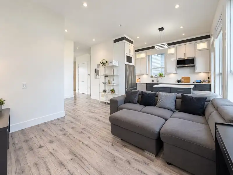 19305 71 AVENUE - photo 4 of 17