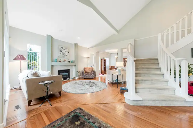 4411 BENZ CRESCENT - photo 4 of 40