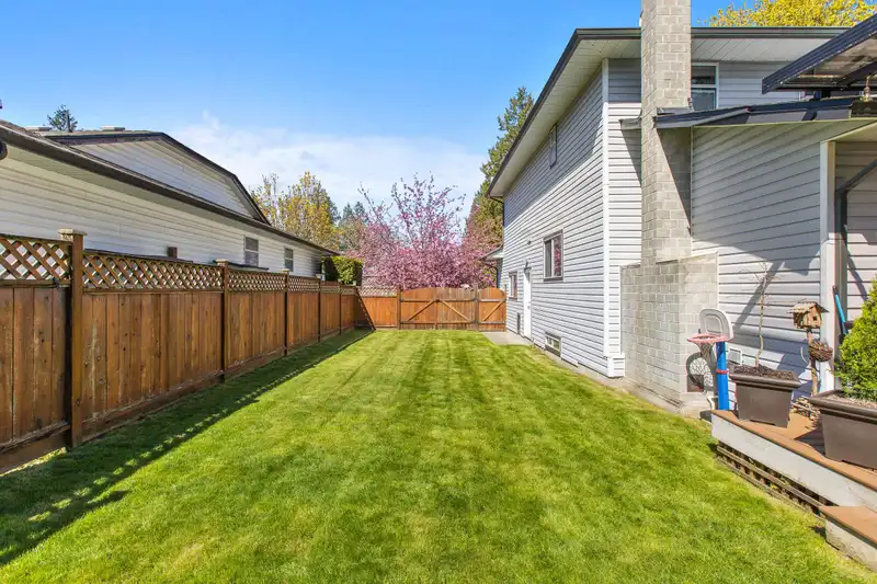 13396 61 AVENUE - photo 4 of 40