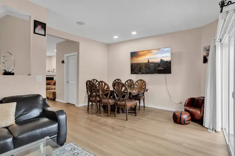 3 12677 63 AVENUE - photo 4 of 26