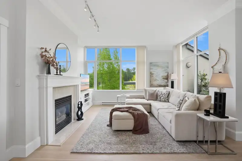 PH711 4759 VALLEY DRIVE - photo 1 of 40