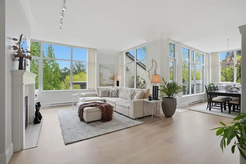 PH711 4759 VALLEY DRIVE - photo 2 of 40