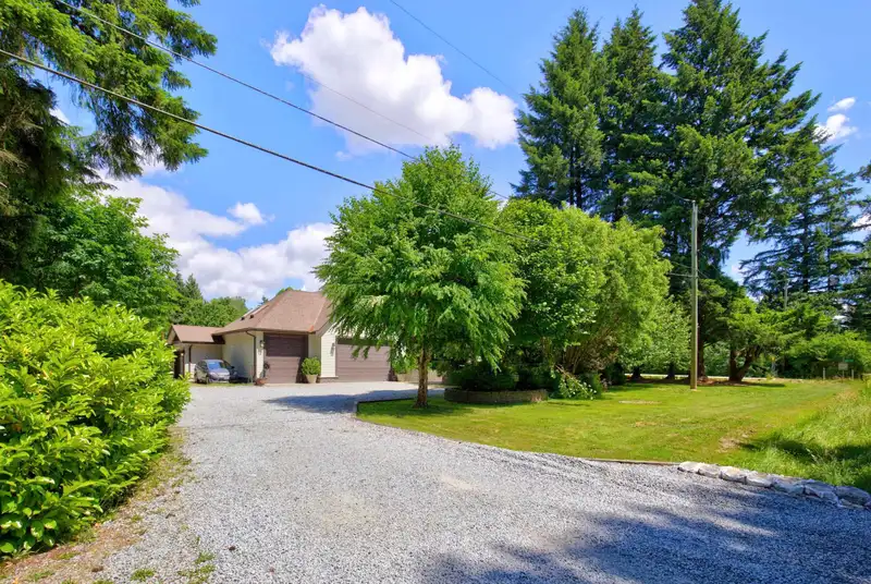 19185 90 AVENUE - photo 4 of 40