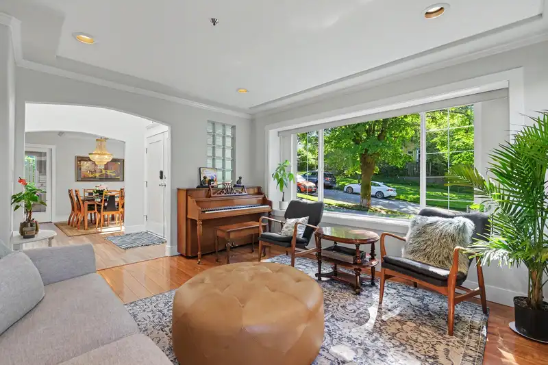 588 N KASLO STREET - photo 4 of 33