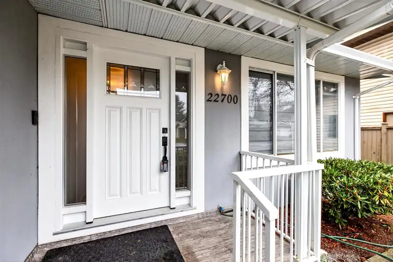 22700 BALABANIAN CIRCLE - photo 3 of 40