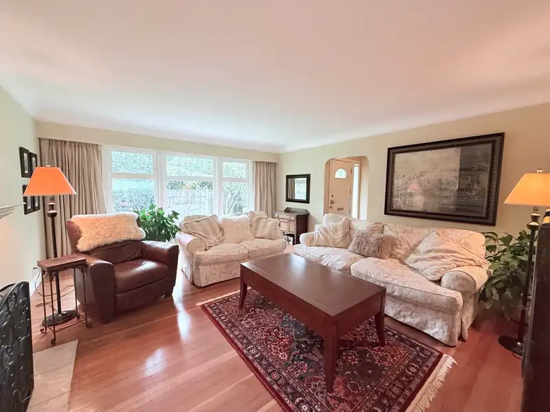 680 THOMPSON AVENUE - photo 2 of 30