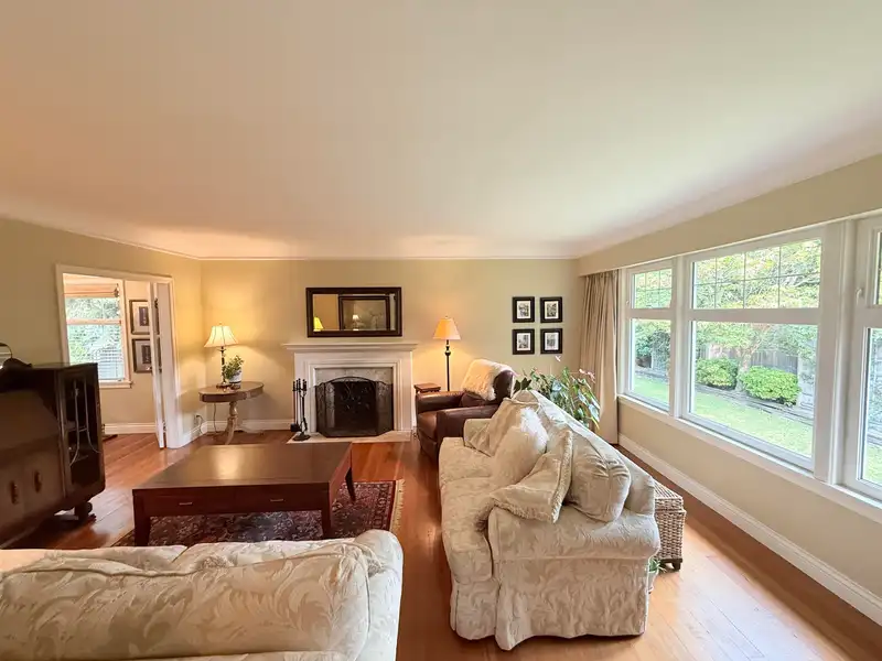 680 THOMPSON AVENUE - photo 4 of 30