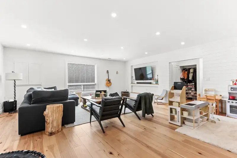 7025 HESSLEA CRESCENT - photo 4 of 40
