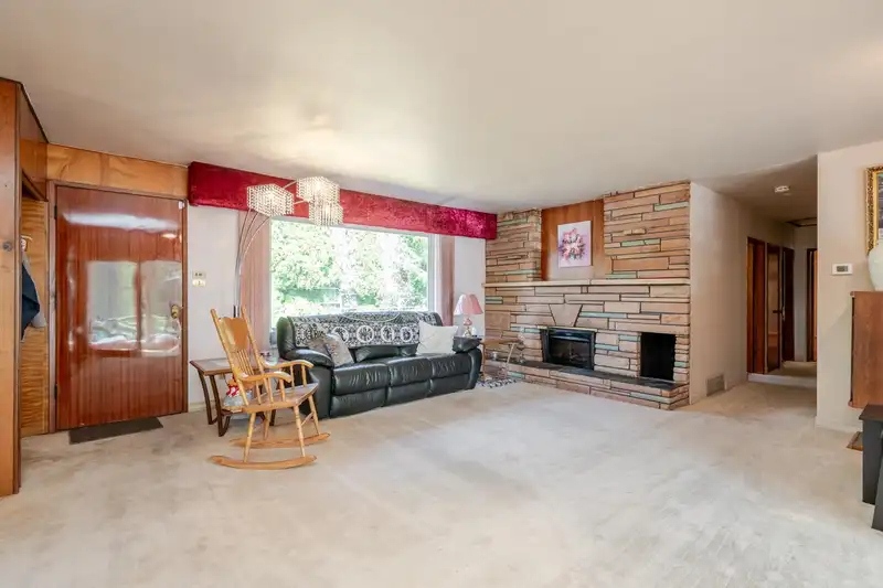 14328 88 AVENUE - photo 3 of 40