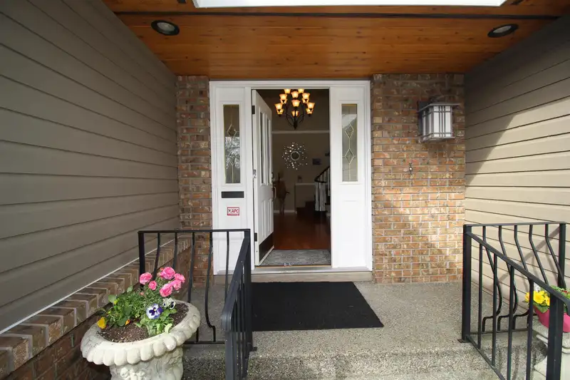 14897 22 AVENUE - photo 3 of 35