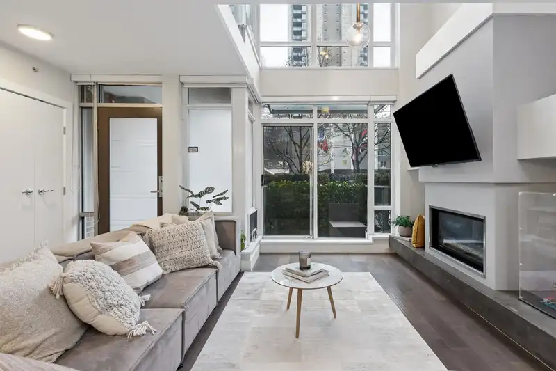 863 RICHARDS STREET - photo 1 of 31