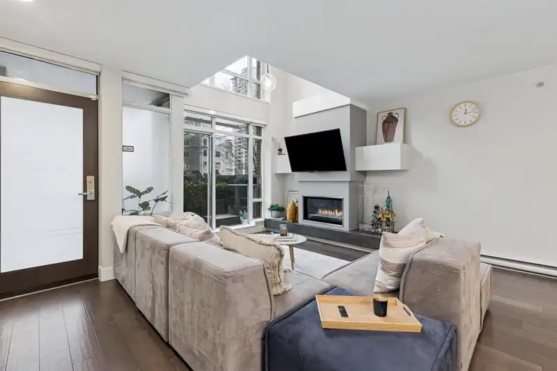 863 RICHARDS STREET - photo 4 of 31