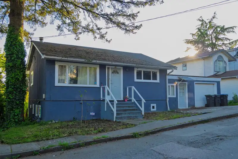 212 MOWAT STREET - photo 4 of 13