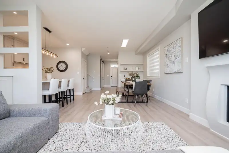 21149 79A AVENUE - photo 2 of 32