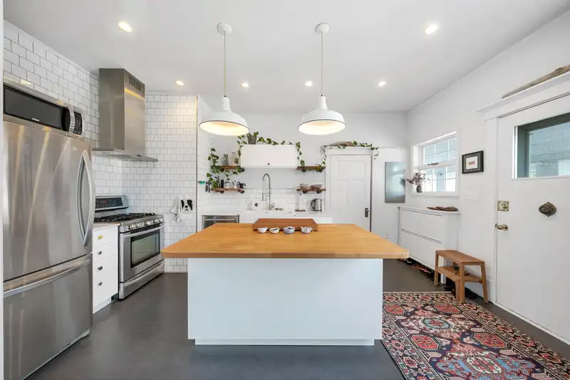 303 1131 W 11TH AVENUE - photo 1 of 32