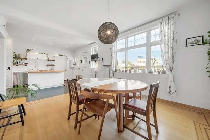 303 1131 W 11TH AVENUE - photo 2 of 32