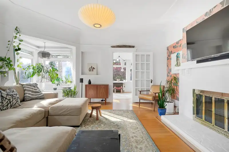 303 1131 W 11TH AVENUE - photo 3 of 32