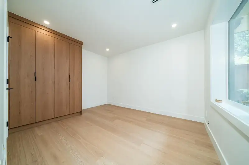 1933 E 4TH AVENUE - photo 2 of 24