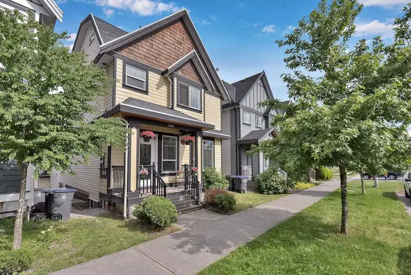 7062 148 STREET - photo 1 of 33