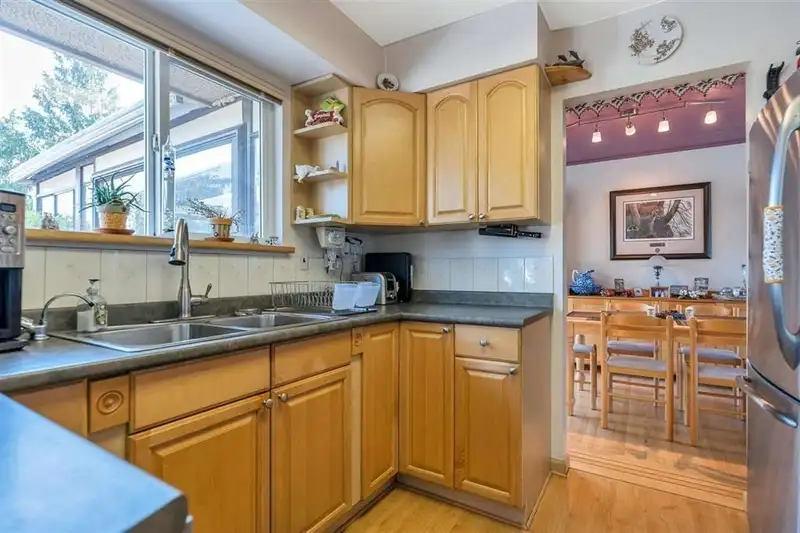 5882 51 AVENUE - photo 3 of 29