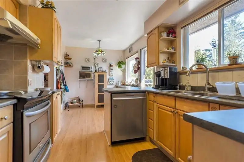 5882 51 AVENUE - photo 4 of 29