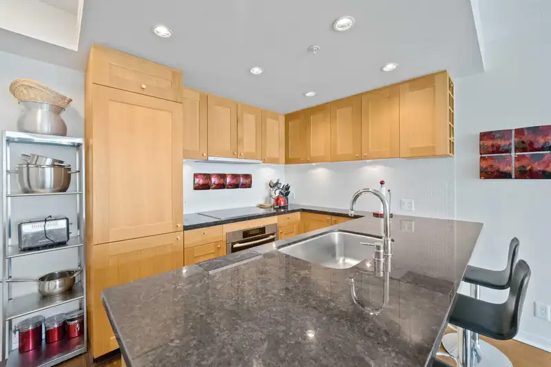2001 821 CAMBIE STREET - photo 2 of 22