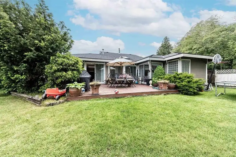 14636 18 AVENUE - photo 1 of 19