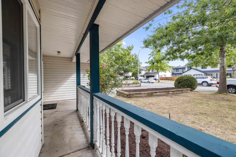 21647 50A AVENUE - photo 4 of 40