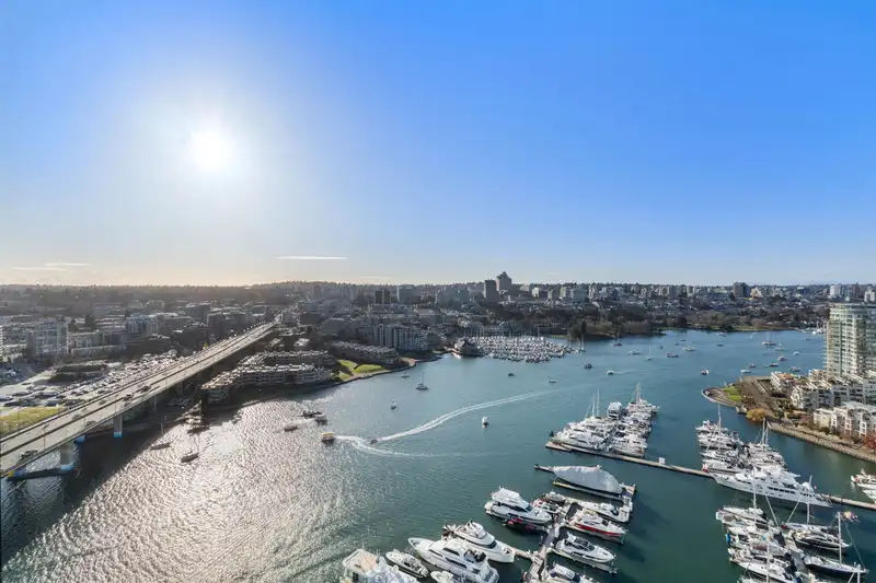 3307 1033 MARINASIDE CRESCENT - photo 2 of 35