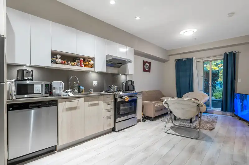 221 13768 108 AVENUE - photo 4 of 38