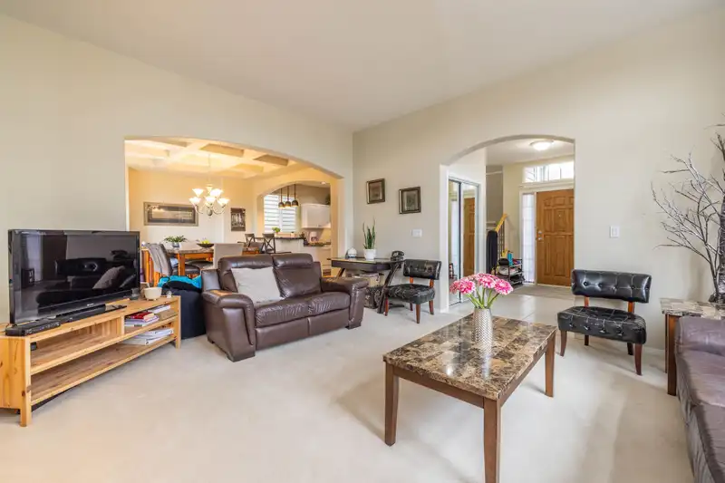 15638 33 AVENUE - photo 4 of 36