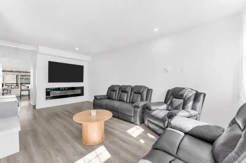 15 14377 60 AVENUE - photo 3 of 30