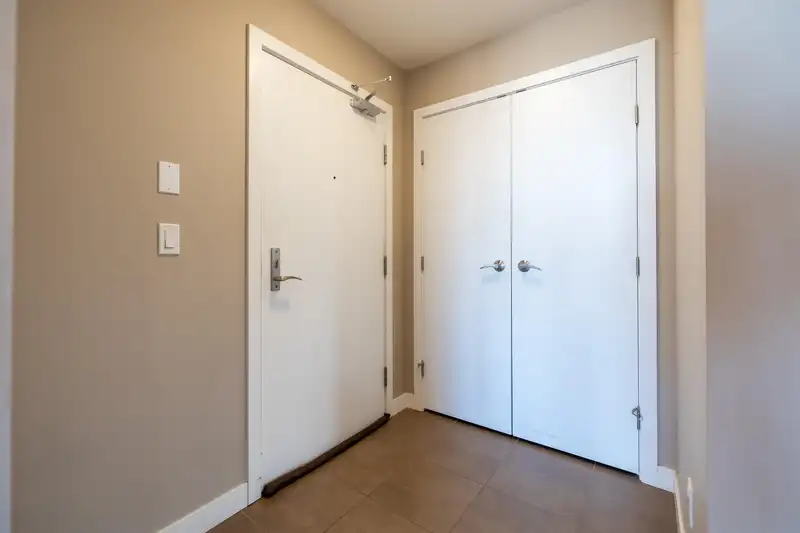 402 2950 KING GEORGE BOULEVARD - photo 2 of 29