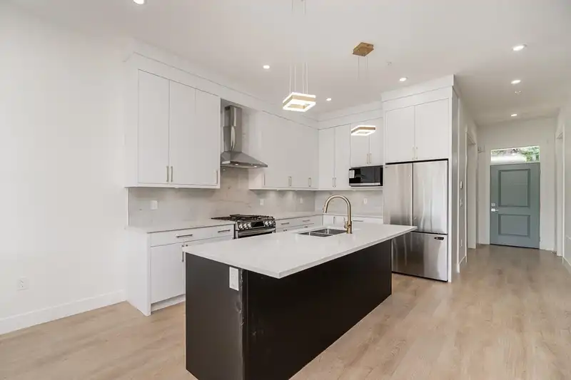 20547 74B AVENUE - photo 4 of 36