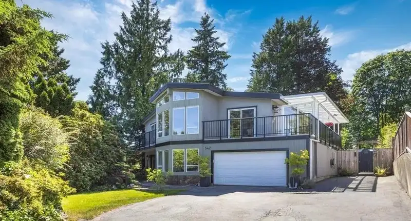 547 FAIRWAY DRIVE - photo 2 of 36