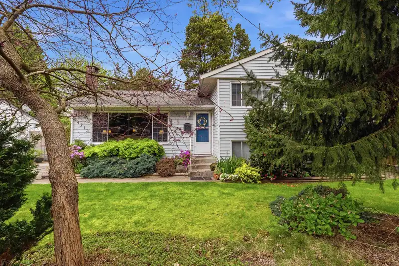 14713 110 AVENUE - photo 2 of 34