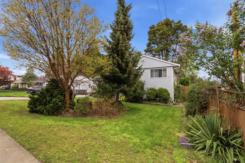 14713 110 AVENUE - photo 3 of 34