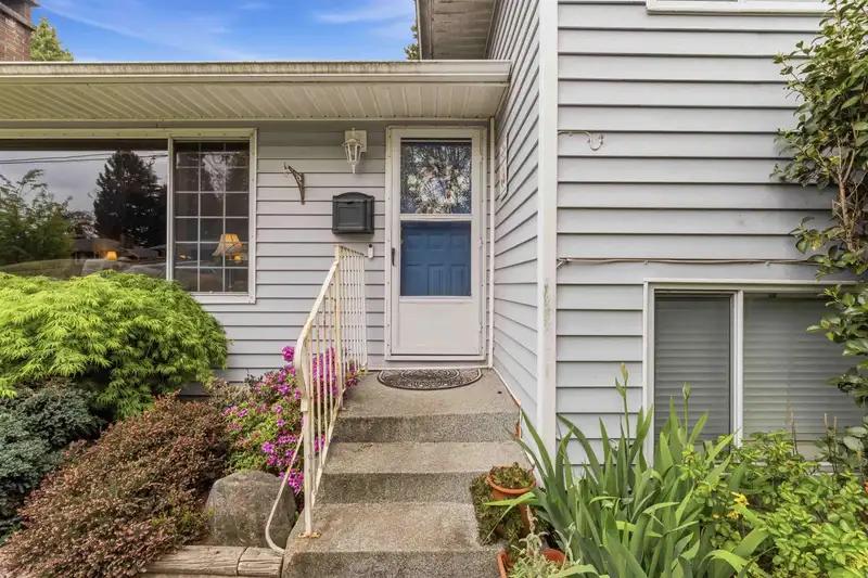 14713 110 AVENUE - photo 4 of 34